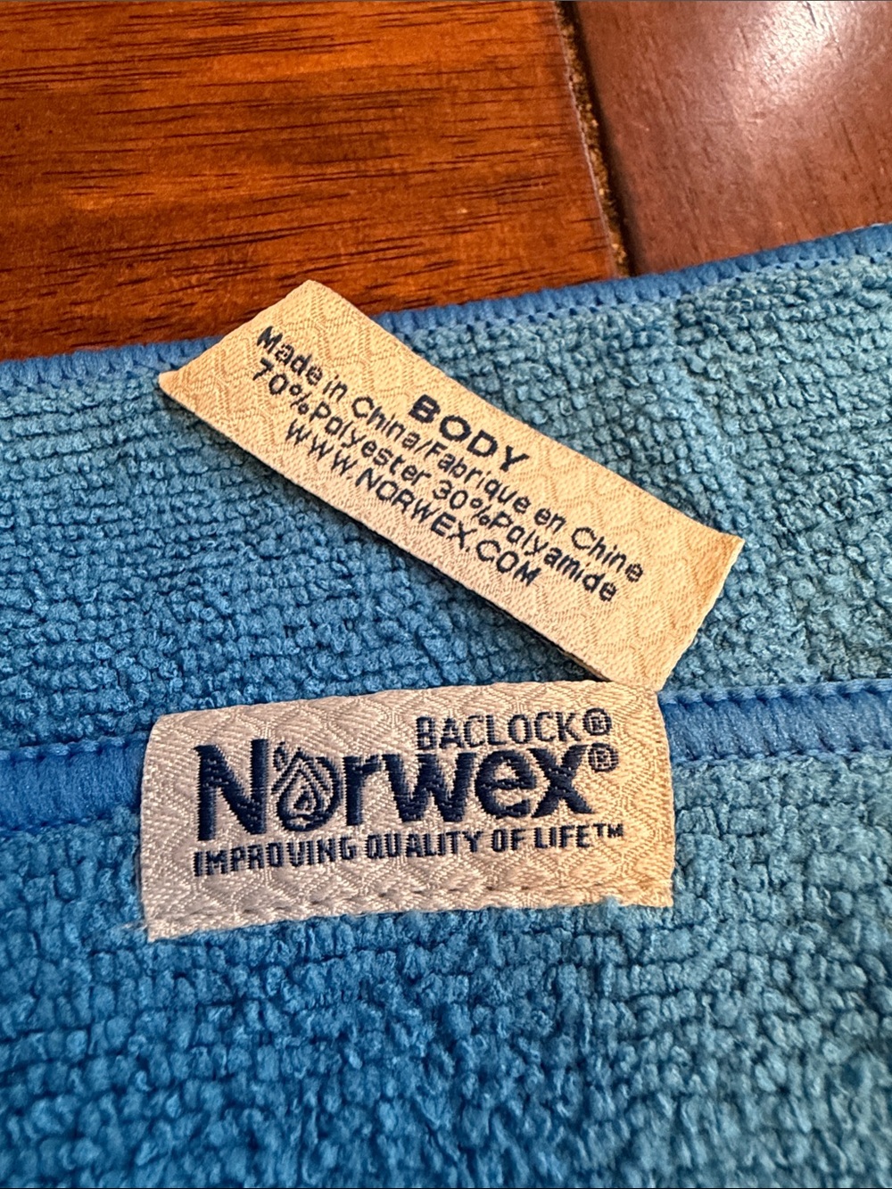 Norwex Blue Microfiber Bath Cloth Set with Geo Trim - Picture 3 of 5